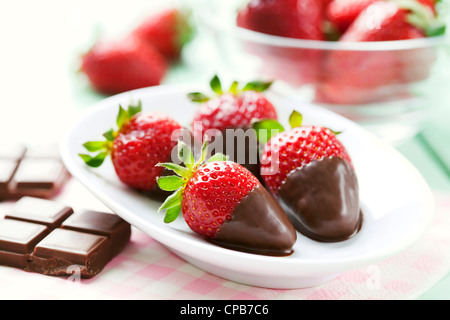 Erdbeeren in Schokolade getaucht Stockfoto