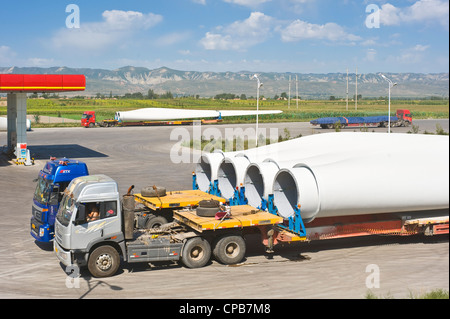Wind-Turbinenschaufeln auf Lastwagen nach Westchina, wo die meisten Windparks, transportiert werden. Stockfoto