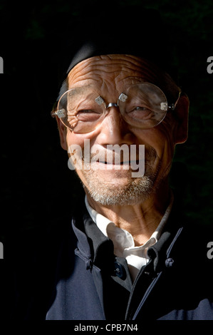 Ein taoistischer Priester am Mount Kongtong in der Nähe von Pingliang Stadt in China. Stockfoto