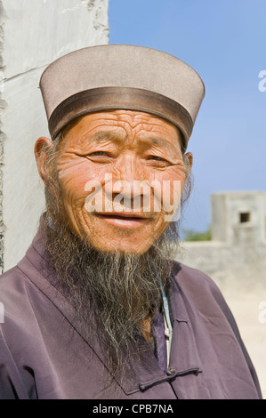 Ein taoistischer Priester am Mount Kongtong in der Nähe von Pingliang Stadt in China. Stockfoto