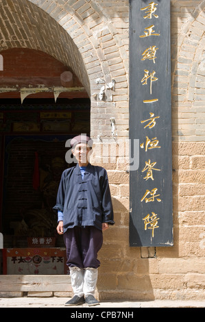Ein taoistischer Priester am Mount Kongtong in der Nähe von Pingliang Stadt in China. Stockfoto