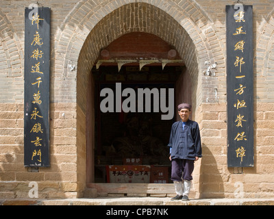 Ein taoistischer Priester am Mount Kongtong in der Nähe von Pingliang Stadt in China. Stockfoto