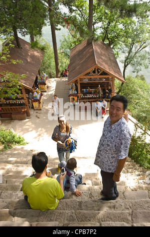 Lokale chinesische Touristen posieren für die Kamera auf die Stufen hinauf auf Himmel Stadt am Mount Kongtong in der Nähe von Pingliang Stadt in China Stockfoto