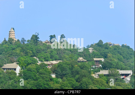 Blick vom Donnerschlag Berg Mount Kongtong in der Nähe von Pingliang Stadt in China mit Blick auf die Pagode Reisfeldterrassen. Stockfoto