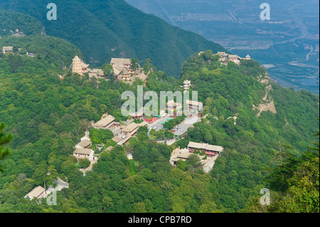 Blick vom Donnerschlag Berg Mount Kongtong in der Nähe von Pingliang Stadt in China mit Blick auf den touristischen Zentrum. Stockfoto