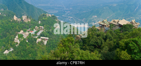 Blick vom Donnerschlag Berg Mount Kongtong in der Nähe von Pingliang Stadt in China mit Blick auf den touristischen Zentrum. Stockfoto
