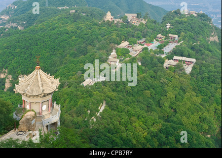 Blick vom Donnerschlag Berg Mount Kongtong mit drei Religionen Tempel im Vordergrund mit Blick auf den touristischen Zentrum. Stockfoto