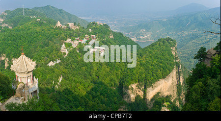 Blick vom Donnerschlag Berg Mount Kongtong mit drei Religionen Tempel im Vordergrund mit Blick auf den touristischen Zentrum. Stockfoto