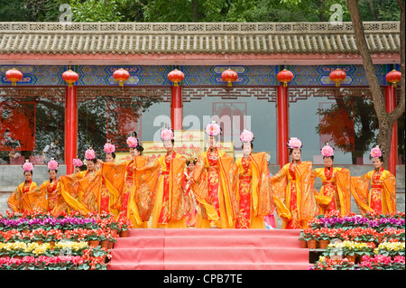 Eine Gruppe von traditionellen chinesischen Tänzern im Tourist Center am Mount Kongtong in der Nähe von Pingliang Stadt in China. Stockfoto