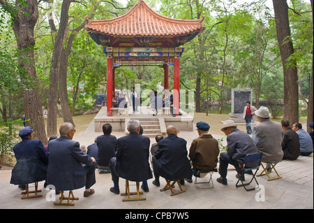 Am frühen Morgen in einem Park in Pingliang, hören Chinesen traditioneller chinesischer Musik. Stockfoto