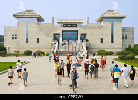 Chinesische Touristen am Eingang zum Museum der Terrakottaarmee. Stockfoto