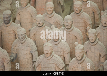 Ein Blick ins Innere der Grube Nr. 1 zeigt eine Nahaufnahme des Soldaten der Terrakotta-Armee. Stockfoto