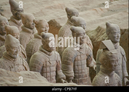 Ein Blick ins Innere der Grube Nr. 1 zeigt eine Nahaufnahme des Soldaten der Terrakotta-Armee. Stockfoto