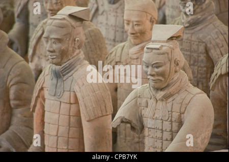 Ein Blick ins Innere der Grube Nr. 1 zeigt eine Nahaufnahme des Soldaten der Terrakotta-Armee. Stockfoto