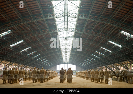 Eine Ansicht der Rückseite der Grube Nr. 1 wo die Terrakotta-Armee-Soldaten, die noch zu reparieren. Stockfoto