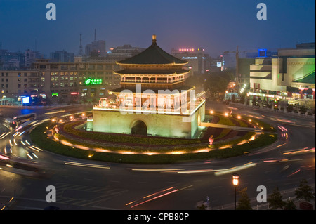 Der Glockenturm in Xian mit langsamen Verschlusszeit für Motion blur des Verkehrs bei Dämmerung/Abend. Stockfoto