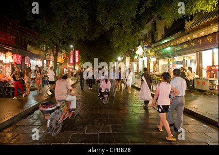 Chinesen Einkaufen bei Muslim Street (Huimin Jie) in Xian. Stockfoto