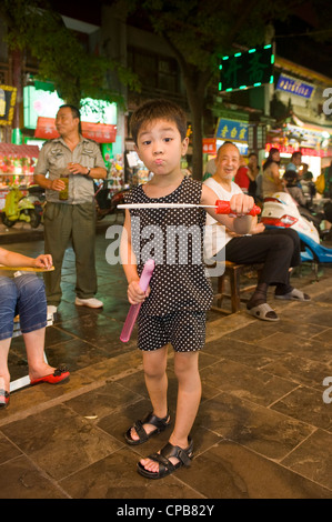 Ein netter junge chinesische junge posiert für die Kamera bei Muslim Street (Huimin Jie) in Xian. Stockfoto