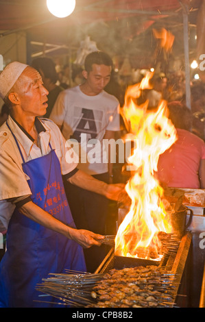 Essenszubereitung gewürztes Rindfleisch Sticks/Döner Imbiss auf dem bekannten Zhengning Straße Essen street Nachtmarkt in Lanzhou. Stockfoto