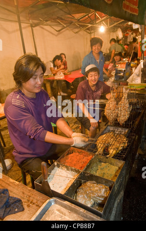 Vorbereitung gegrillt und gewürzten Fisch Snacks auf dem bekannten Zhengning Straße Essen street Nachtmarkt in Lanzhou. Stockfoto