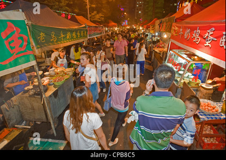 Ein Blick auf die Menschen zu Fuß entlang der bekannten Zhengning Straße Nahrung Straße Nachtmarkt in Lanzhou. Stockfoto