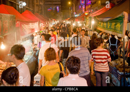 Ein Blick auf die Menschen zu Fuß entlang der bekannten Zhengning Straße Nahrung Straße Nachtmarkt in Lanzhou. Stockfoto