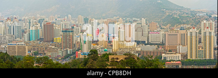 Eine 3 Bild Panorama Stitch Luftaufnahme über Lanzhou vom Baitashan Park zeigt die Beton-Dschungel des Stadtzentrums. Stockfoto