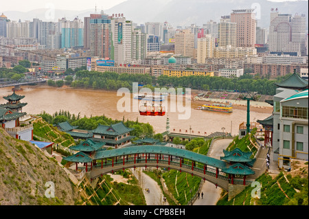 Ein Blick über Lanzhou vom Baitashan Park mit dem gelben Fluss und der Zhongshan-Brücke im Vordergrund. Stockfoto