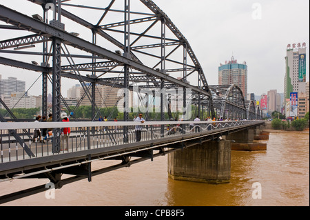 Ein Blick über den gelben Fluss in Lanzhou mit der Zhongshan-Brücke auf der linken Seite. Stockfoto