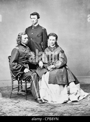 George Armstrong Custer, Sitz in Uniform, mit seiner Frau, Elizabeth 'Libbie' Speck Custer, und sein Bruder, Thomas W. Custer, stehend, um 1870 Stockfoto