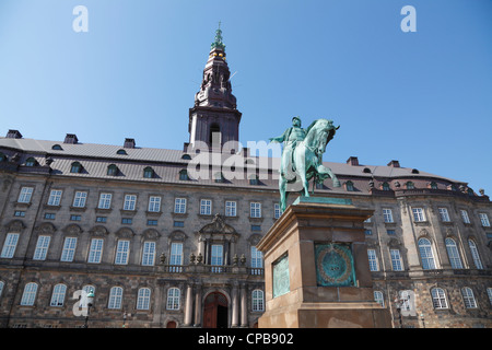 Das Schloss und der Platz von Schloss Christiansborg mit der Reiterstatue. Das dänische Parlament Gebäude in Kopenhagen, Dänemark. Stockfoto