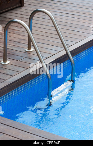 Leiter und Geländer an den Ufern eines Schwimmbades Stockfoto