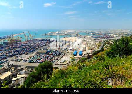 Blick von der Festung Castell de Montjuïc auf den Hafen von Barcelona. Stockfoto