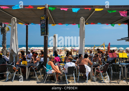 Ein Restaurant im Freien an der Platja de Sant Sebastià Strand in La Barceloneta, Barcelona, Spanien. Stockfoto