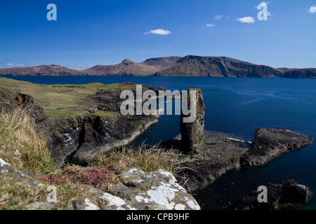 Dun Mor auf Sanday, Isle von Canna, Blick in Richtung Rum über den Sound von Canna Stockfoto