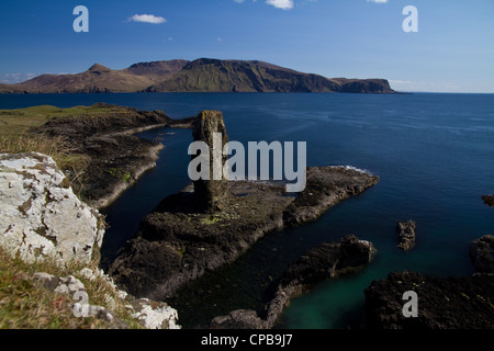 Dun Mor auf Sanday, Isle von Canna, Blick in Richtung Rum über den Sound von Canna Stockfoto