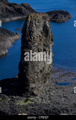 Ein Rock-Stack am Dun Mor auf Sanday, Isle of Canna Stockfoto