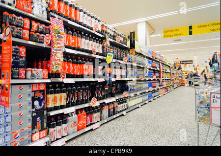 Alkoholfreie Getränke zum Verkauf im Safeway-Supermarkt, Ross on Wye, Herefordshire, England. Coca Cola im Shop Seitenschiff. Stockfoto