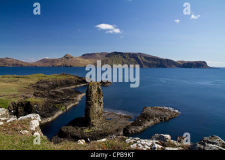 Dun Mor auf Sanday, Isle von Canna, Blick in Richtung Rum über den Sound von Canna Stockfoto