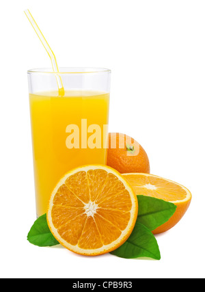 Orangensaft und Orangen mit Blättern auf weißem Hintergrund Stockfoto
