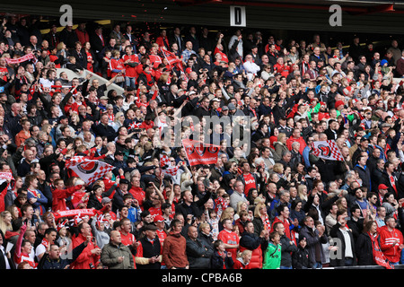 Fans hinter dem Tor (Nordtribüne) in The Valley, He Tag Charlton Athletic waren gekrönte Meister der Liga 1. Stockfoto