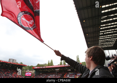 Charlton Athletic waren gekrönte Meister der Liga eine Fan Tag winkt eine Fahne. Stockfoto