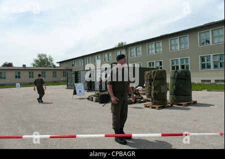 Mitglieder der EU-Battlegroup wartet darauf, dass österreichische Verteidigungsminister Norbert Darabos Stockfoto