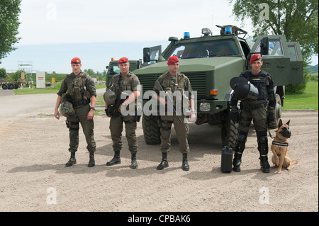 Mitglieder der EU-Battlegroup Wartezeit für österreichische Verteidigungsminister Minister Norbert Darabos Stockfoto