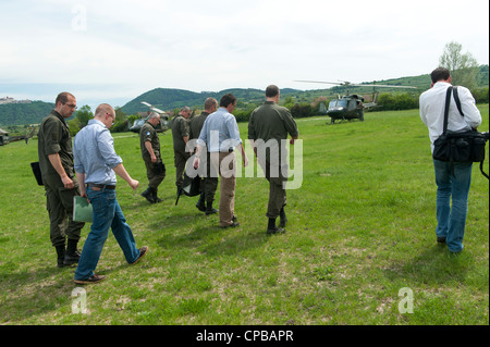 Österreichische Verteidigungsminister Norbert Darabos auf seinem Weg zu einem Militärhubschrauber, die darauf warten, ihn abzuholen zurück nach Wien, nachdem er besuchen Stockfoto