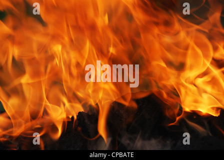 Close-up gelb und Orange Brennholz im Kamin verbrennen Stockfoto