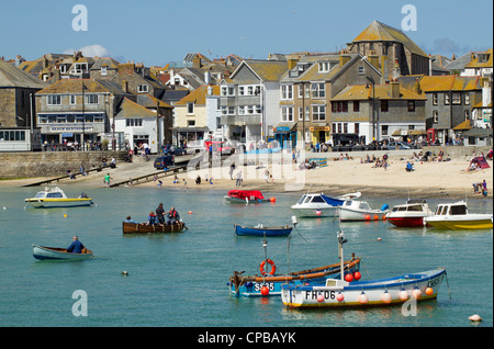 St. Ives bunten Booten und Hafen-Stadt-Strand an einem sonnigen Tag in Cornwall UK. Stockfoto