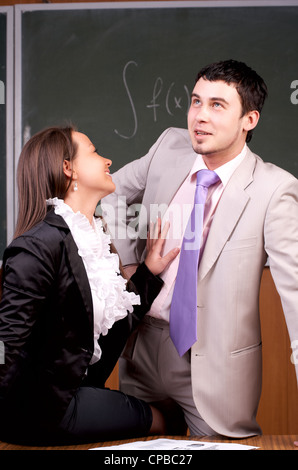 Zwei Mitschüler diskutieren etwas im Klassenzimmer Stockfoto