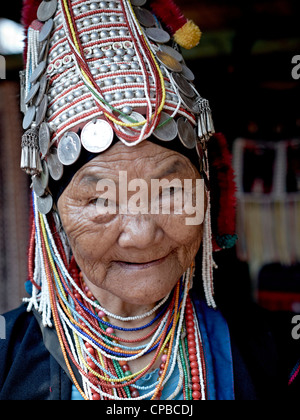 Alte Frau des Stammes der Akha-Hügel aus Nordthailand. Provinz Chiang Mai. Ländliche Thailand Menschen S.E. Asien. Bergstämme Stockfoto