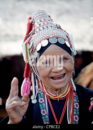 Alte Frau des Stammes der Akha-Hügel aus Nordthailand. Provinz Chiang Mai. Ländliche Thailand Menschen S.E. Asien. Bergstämme Stockfoto